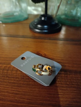 Anillo Parfois dorado con esmalte colores