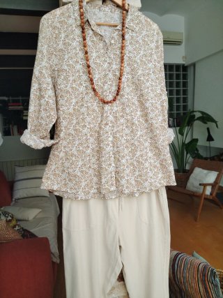 Pantalón ancho de  algodón con lazo ajustable.