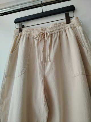 Pantalón ancho de  algodón con lazo ajustable.