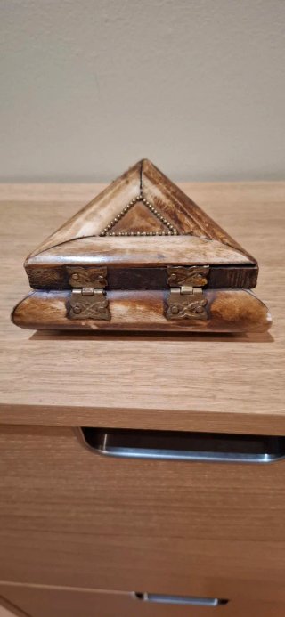 Caja vintage triangular con bisagras