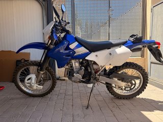 Suzuki DRZ400S Enduro Moto Azul/Blanca