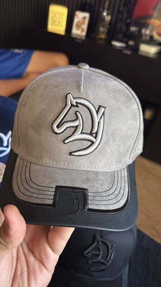 Gorra azul y beige con logo de caballo  1.1