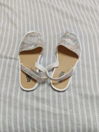Sandalias multicolor y blancas