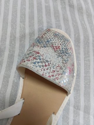 Sandalias multicolor y blancas
