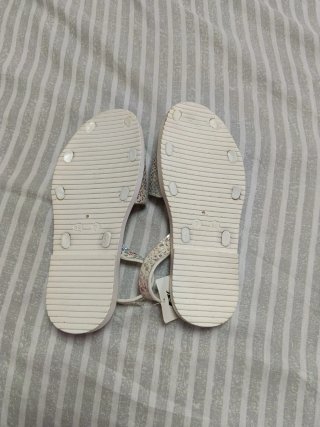 Sandalias multicolor y blancas