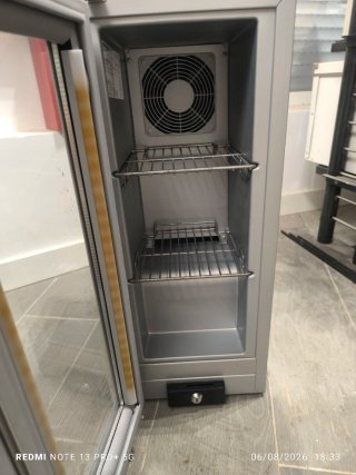 Nevera Vertical Red Bull