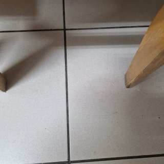 2 Taburetes de madera con asiento de paja