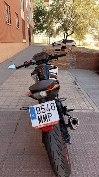 KTM Duke 2023 Blanca y Naranja