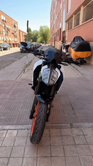 KTM Duke 2023 Blanca y Naranja