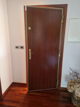 Puerta de entrada vivienda doble cerradura