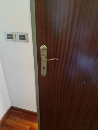 Puerta de entrada vivienda doble cerradura