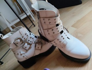 Botines blancos con tachuelas y hebillas