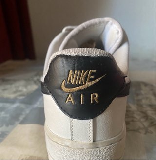 Nike Air Force 1 Low Blanco Negro Oro