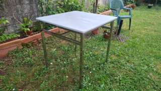 Mesa de mármol blanco y metal