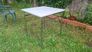 Mesa de mármol blanco y metal