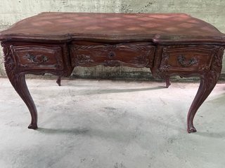 Escritorio francés de madera con 3 cajones