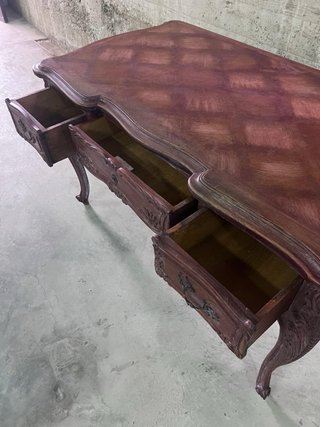 Escritorio francés de madera con 3 cajones