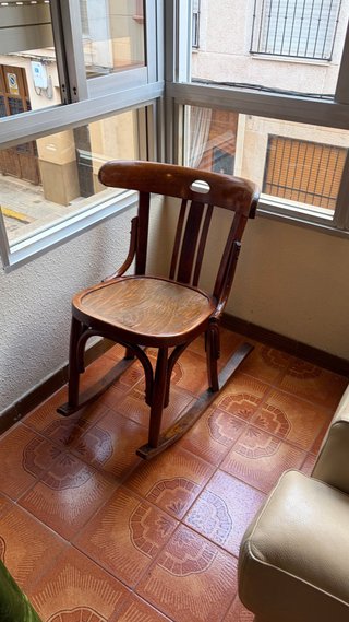 Silla mecedora de madera estilo bistró