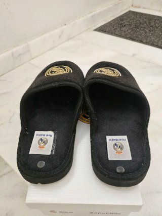 Zapatillas Casa Real Madrid Negras y Doradas