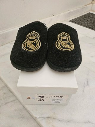 Zapatillas Casa Real Madrid Negras y Doradas
