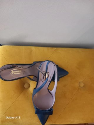 Zapatos de salón azul con lazo italianos