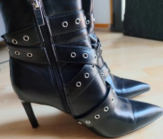 Botines Bershka negros con hebillas