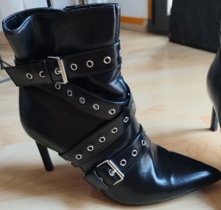 Botines Bershka negros con hebillas