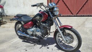 Motocicleta Daelim Roja y Plateada