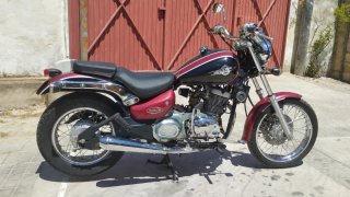 Motocicleta Daelim Roja y Plateada