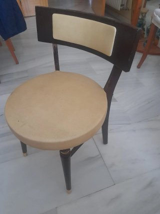 Silla dormitorio descalzadora beige y marrón