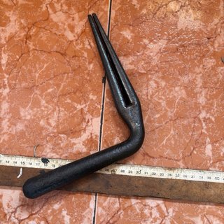 Herramienta antigua de metal fragua forja yunque