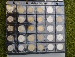 Álbum de monedas completo con 406