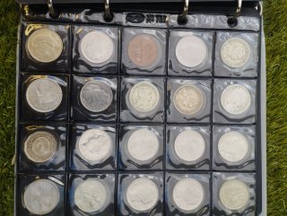 Álbum de monedas completo con 406