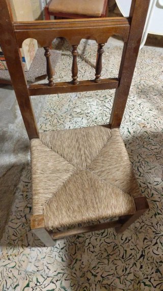 Sillas de madera y yute