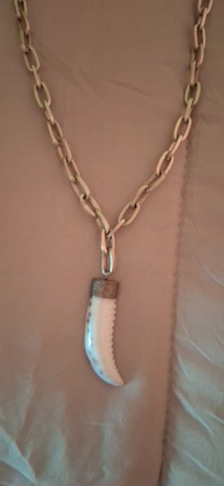 Collar cadena dorada con colgante diente