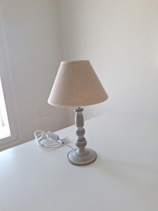 Lámpara de mesilla de madera