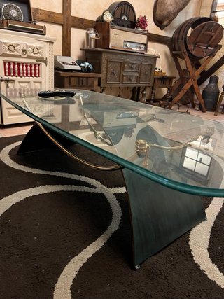 Mesa centro cristal diseño base verde y dorado