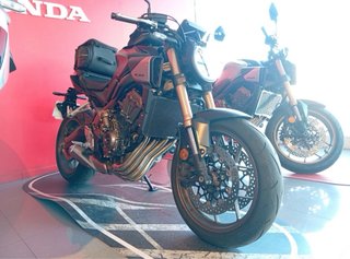Honda CB 650R E-Clutch 2025 Negra PARTICULAR