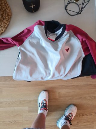 Chándal y 3 camiseta Vedruna talla 10 y 1