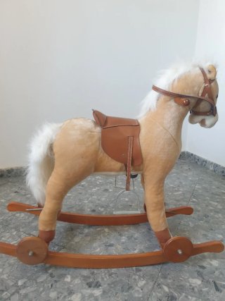 Caballo balancín de peluche