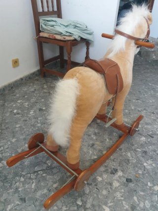 Caballo balancín de peluche