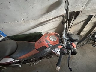 KTM Duke 125 Naranja y Negra