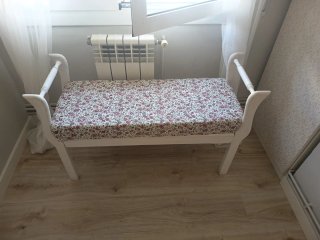 Banco de madera con tapizado floral