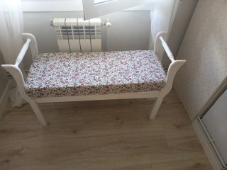 Banco de madera con tapizado floral