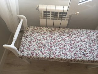 Banco de madera con tapizado floral