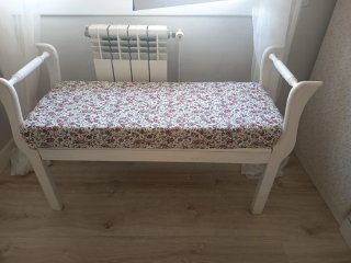 Banco de madera con tapizado floral