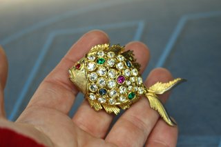 Conjunto de broche y pendientes en metal dorado y cristales.
