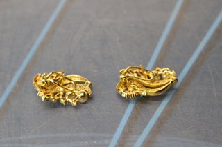 Conjunto de broche y pendientes en metal dorado y cristales.