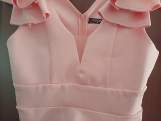Vestido elegante rosa con volantes
