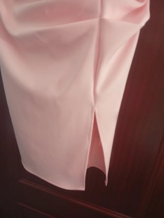 Vestido elegante rosa con volantes